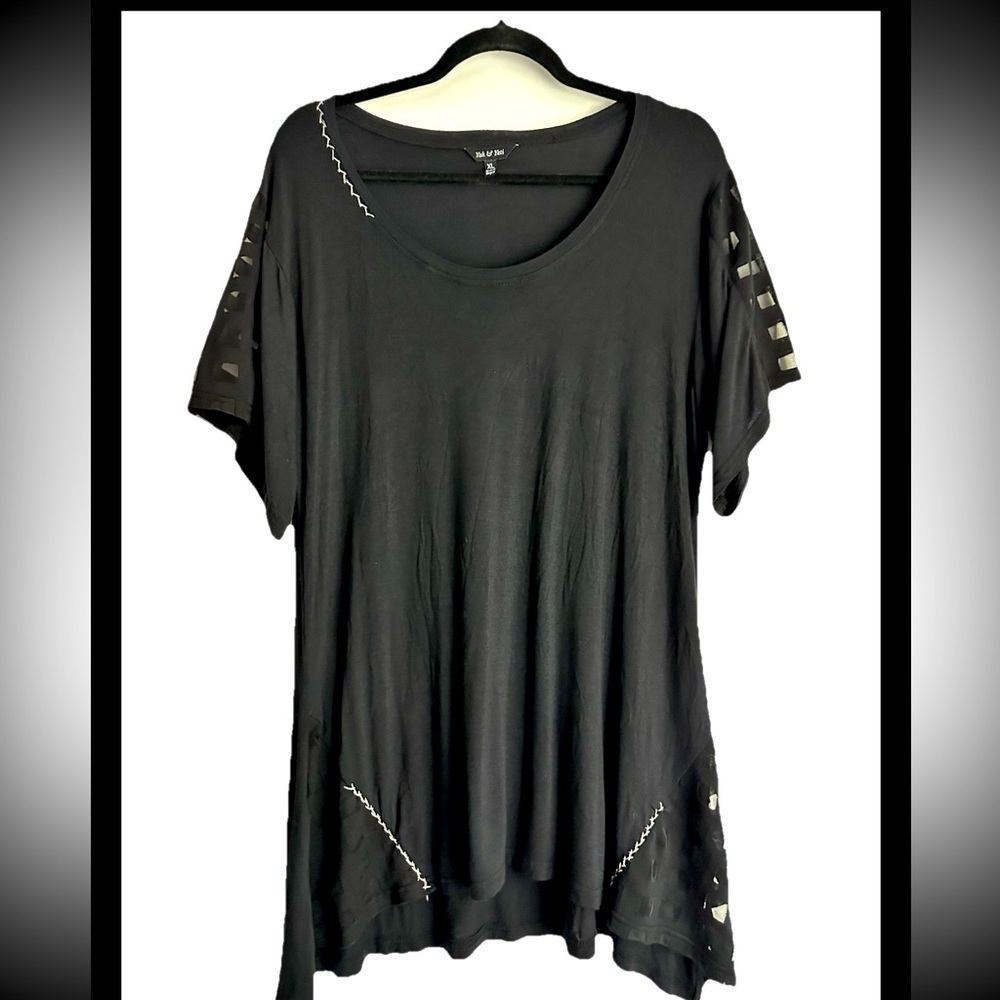 YAK & YETI Women's Black Artsy Cutout Sharkbite Hem Tunic Top Sz XL